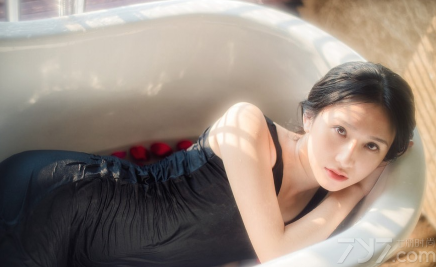 拥有一头乌黑长的清纯美女，同样也有性感诱人的一面，这组由长发美女在浴室中拍摄的湿身诱人写真，完美湿身后让性感身材完美展现，白皙肌肤在穿着黑色连衣裙，变得更为红润诱人，慵懒妩媚表情太有性感魅力，下面一起来看看吧。分享一组长发美女性感湿身写真，慵懒诱人图片太迷人致命。