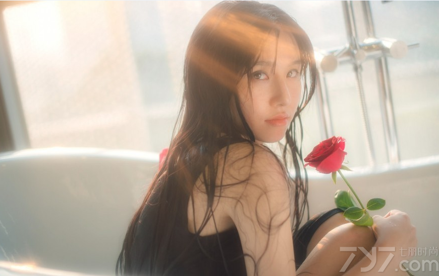 拥有一头乌黑长的清纯美女，同样也有性感诱人的一面，这组由长发美女在浴室中拍摄的湿身诱人写真，完美湿身后让性感身材完美展现，白皙肌肤在穿着黑色连衣裙，变得更为红润诱人，慵懒妩媚表情太有性感魅力，下面一起来看看吧。分享一组长发美女性感湿身写真，慵懒诱人图片太迷人致命。