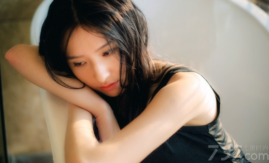 拥有一头乌黑长的清纯美女，同样也有性感诱人的一面，这组由长发美女在浴室中拍摄的湿身诱人写真，完美湿身后让性感身材完美展现，白皙肌肤在穿着黑色连衣裙，变得更为红润诱人，慵懒妩媚表情太有性感魅力，下面一起来看看吧。分享一组长发美女性感湿身写真，慵懒诱人图片太迷人致命。