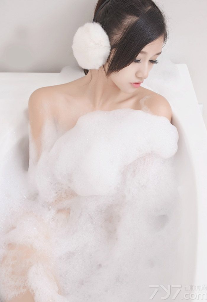 清纯的美女随处可见，可清纯美女的私房浴室照你见过吗？下面就为大家分享一组无法抗拒的性感浴室私房照，清纯的面容，白皙嫩滑的肌肤，在白色泡沫的衬托下显得格外的诱人，隐约露出曲线身姿，令人着迷。