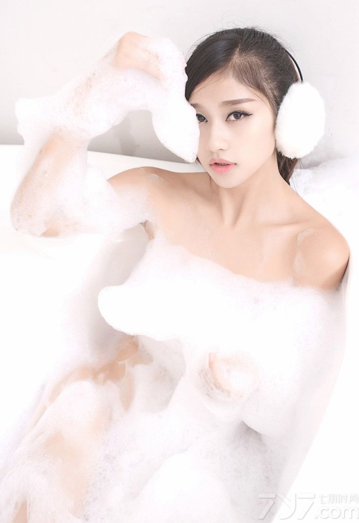 清纯的美女随处可见，可清纯美女的私房浴室照你见过吗？下面就为大家分享一组无法抗拒的性感浴室私房照，清纯的面容，白皙嫩滑的肌肤，在白色泡沫的衬托下显得格外的诱人，隐约露出曲线身姿，令人着迷。