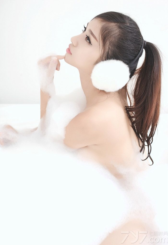 清纯的美女随处可见，可清纯美女的私房浴室照你见过吗？下面就为大家分享一组无法抗拒的性感浴室私房照，清纯的面容，白皙嫩滑的肌肤，在白色泡沫的衬托下显得格外的诱人，隐约露出曲线身姿，令人着迷。