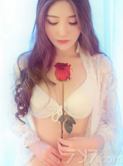 浑身都散发出诱人魅力的惊艳美女，穿着性感比基尼展示出诱人致命的画面，尽管有外穿一件薄纱长外套，但依旧无法掩盖住内里的性感致命气息，白皙肌肤以及傲人美胸骚动出性感魅力。分享一组惊艳美女性感比基尼写真，诱人图片释放妖娆致命魅惑。