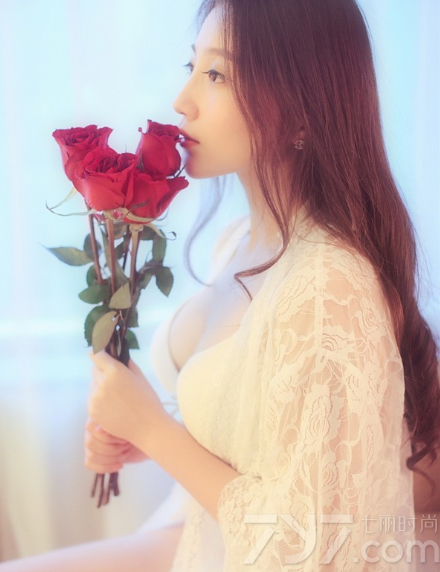 浑身都散发出诱人魅力的惊艳美女，穿着性感比基尼展示出诱人致命的画面，尽管有外穿一件薄纱长外套，但依旧无法掩盖住内里的性感致命气息，白皙肌肤以及傲人美胸骚动出性感魅力。分享一组惊艳美女性感比基尼写真，诱人图片释放妖娆致命魅惑。