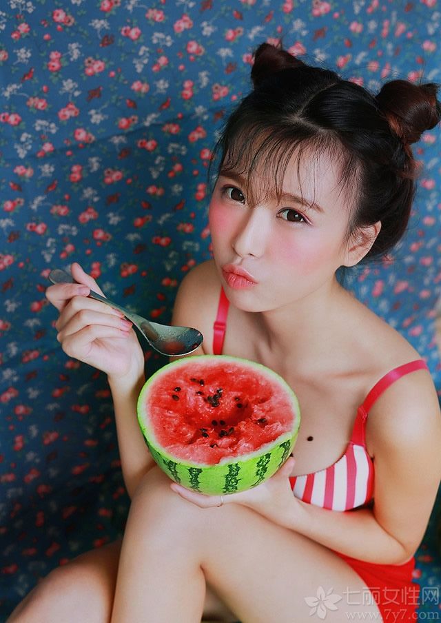 吃水果的女生别有一番风味，下面就为大家分享水果系列女生诱惑图片，清纯的脸庞，红润的肌肤，身穿水果系列的T恤或性感内衣，露出让人羡慕的白皙丰胸，手上却拿着各种水果，在镜头下引人遐想。