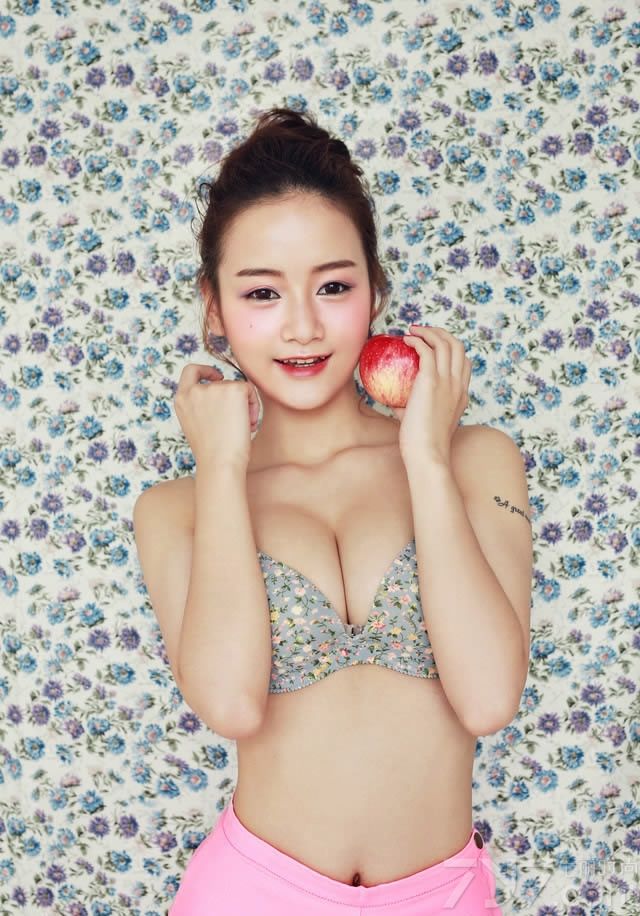 吃水果的女生别有一番风味，下面就为大家分享水果系列女生诱惑图片，清纯的脸庞，红润的肌肤，身穿水果系列的T恤或性感内衣，露出让人羡慕的白皙丰胸，手上却拿着各种水果，在镜头下引人遐想。