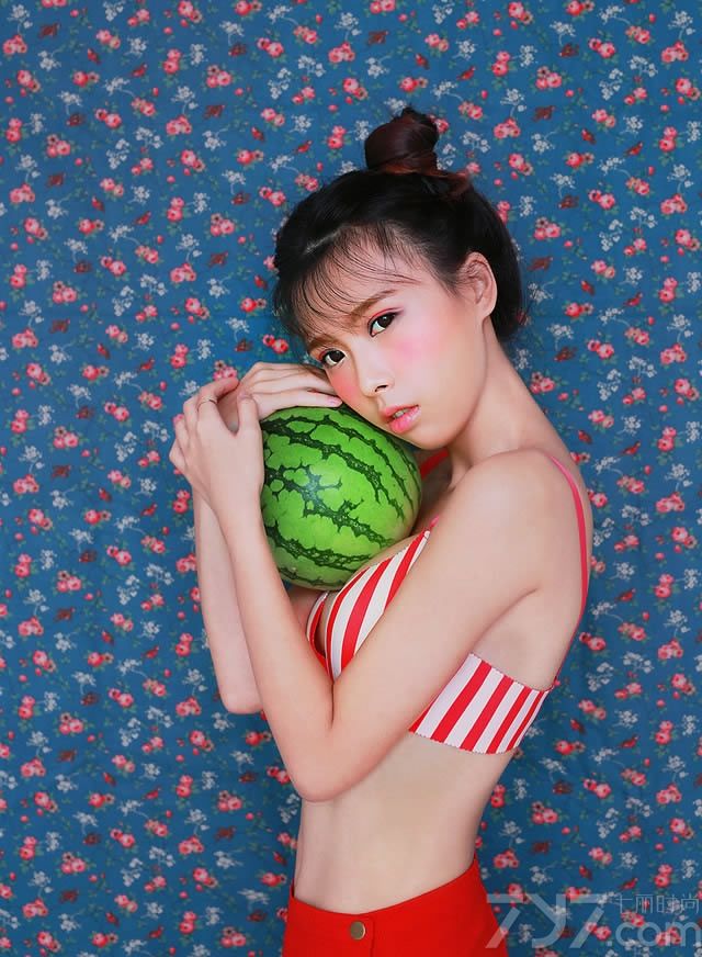吃水果的女生别有一番风味，下面就为大家分享水果系列女生诱惑图片，清纯的脸庞，红润的肌肤，身穿水果系列的T恤或性感内衣，露出让人羡慕的白皙丰胸，手上却拿着各种水果，在镜头下引人遐想。