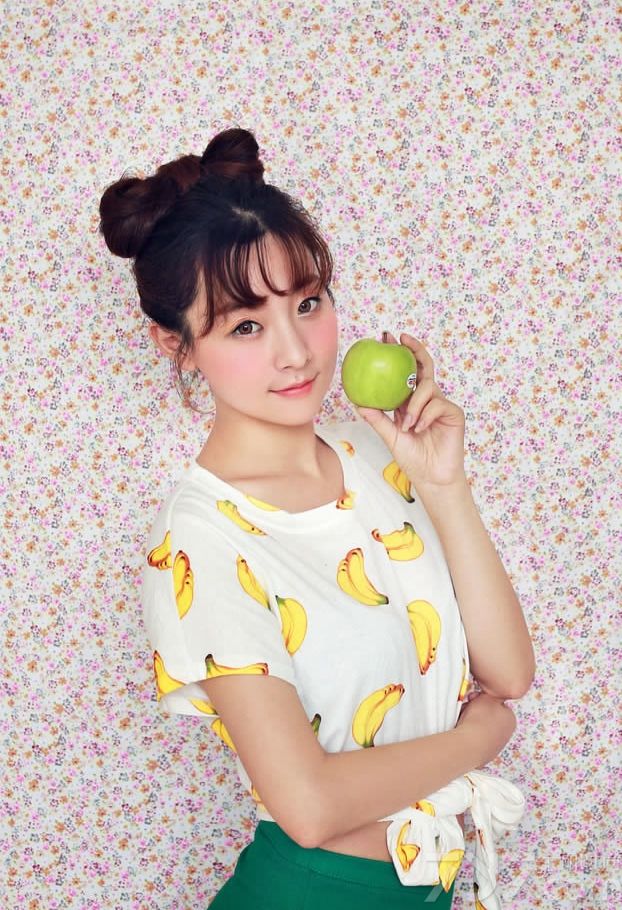 吃水果的女生别有一番风味，下面就为大家分享水果系列女生诱惑图片，清纯的脸庞，红润的肌肤，身穿水果系列的T恤或性感内衣，露出让人羡慕的白皙丰胸，手上却拿着各种水果，在镜头下引人遐想。
