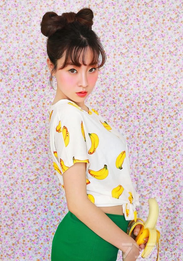 吃水果的女生别有一番风味，下面就为大家分享水果系列女生诱惑图片，清纯的脸庞，红润的肌肤，身穿水果系列的T恤或性感内衣，露出让人羡慕的白皙丰胸，手上却拿着各种水果，在镜头下引人遐想。