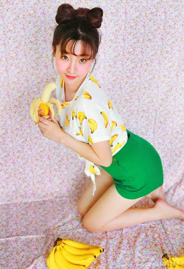 吃水果的女生别有一番风味，下面就为大家分享水果系列女生诱惑图片，清纯的脸庞，红润的肌肤，身穿水果系列的T恤或性感内衣，露出让人羡慕的白皙丰胸，手上却拿着各种水果，在镜头下引人遐想。