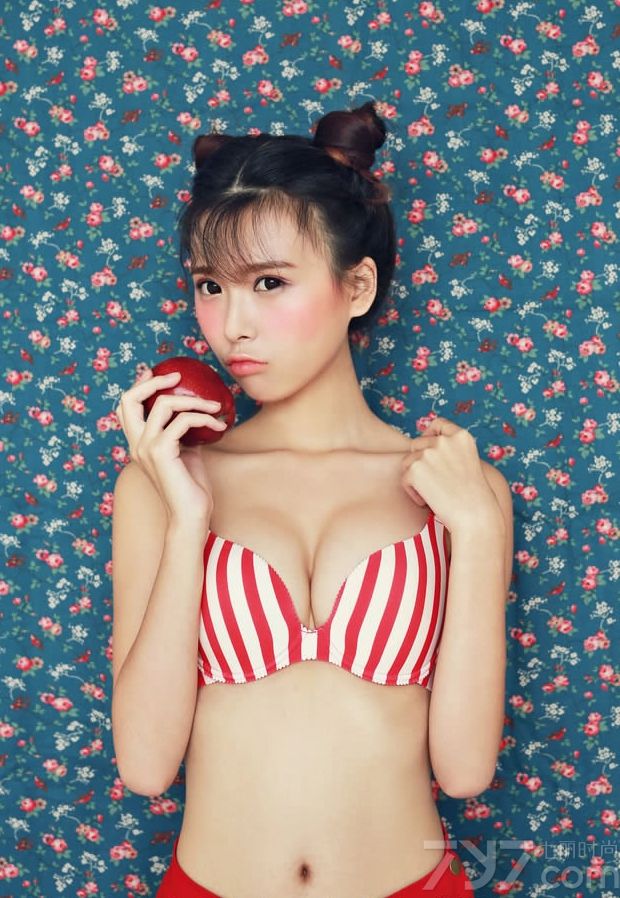 吃水果的女生别有一番风味，下面就为大家分享水果系列女生诱惑图片，清纯的脸庞，红润的肌肤，身穿水果系列的T恤或性感内衣，露出让人羡慕的白皙丰胸，手上却拿着各种水果，在镜头下引人遐想。