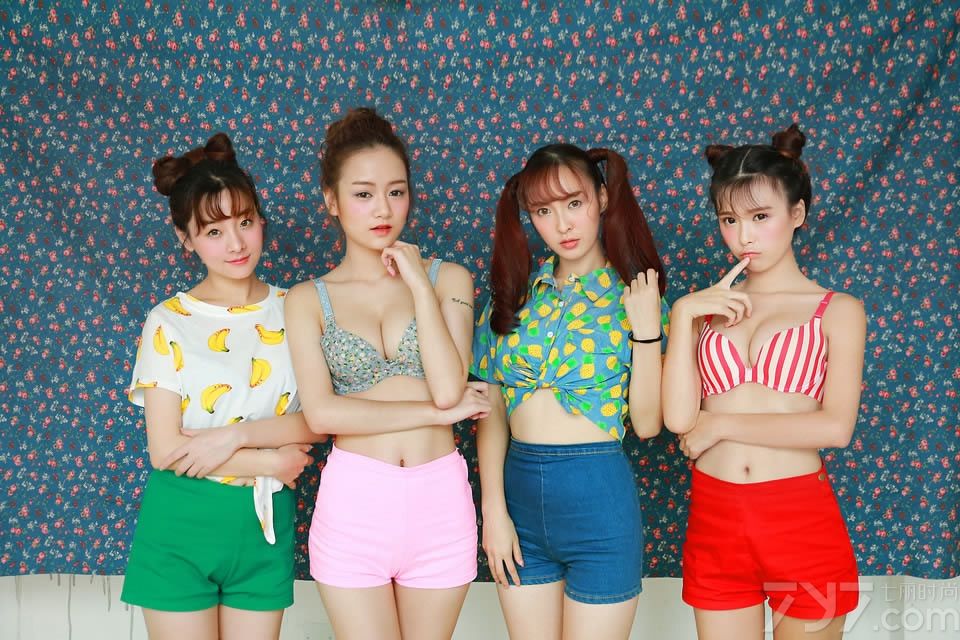 吃水果的女生别有一番风味，下面就为大家分享水果系列女生诱惑图片，清纯的脸庞，红润的肌肤，身穿水果系列的T恤或性感内衣，露出让人羡慕的白皙丰胸，手上却拿着各种水果，在镜头下引人遐想。