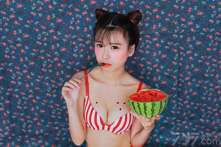 吃水果的女生别有一番风味，下面就为大家分享水果系列女生诱惑图片，清纯的脸庞，红润的肌肤，身穿水果系列的T恤或性感内衣，露出让人羡慕的白皙丰胸，手上却拿着各种水果，在镜头下引人遐想。