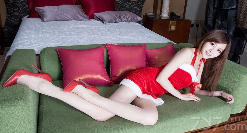 今天就是浪漫的平安夜了，相信广大的宅男宅女们早已心情澎湃了吧！下面为大家带来一组超性感迷人的性感圣诞美女私房写真，增添圣诞气息。火红的圣诞超短裙，露出白皙修长美腿，简直是一场视觉享受。