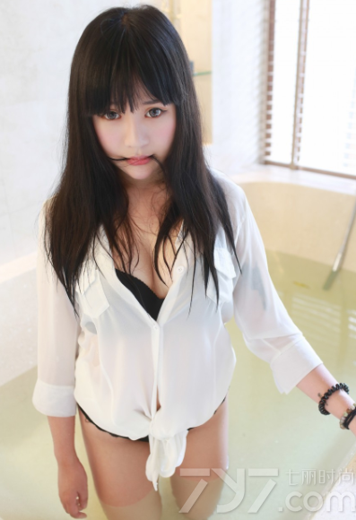 少女的清纯甜美味道已经让宅男们无法抗拒，但如果是将清纯与性感诱人结合一起，令人无法抵挡的诱惑气息实在太致命。加上性感身材以及丰满傲人美胸，更是极具诱惑的视觉盛宴。下面一起来看看这组由大胸少女拍摄的性感羞涩写真，娇羞的笑容图片太迷人致命。