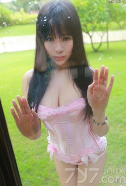 少女的清纯甜美味道已经让宅男们无法抗拒，但如果是将清纯与性感诱人结合一起，令人无法抵挡的诱惑气息实在太致命。加上性感身材以及丰满傲人美胸，更是极具诱惑的视觉盛宴。下面一起来看看这组由大胸少女拍摄的性感羞涩写真，娇羞的笑容图片太迷人致命。