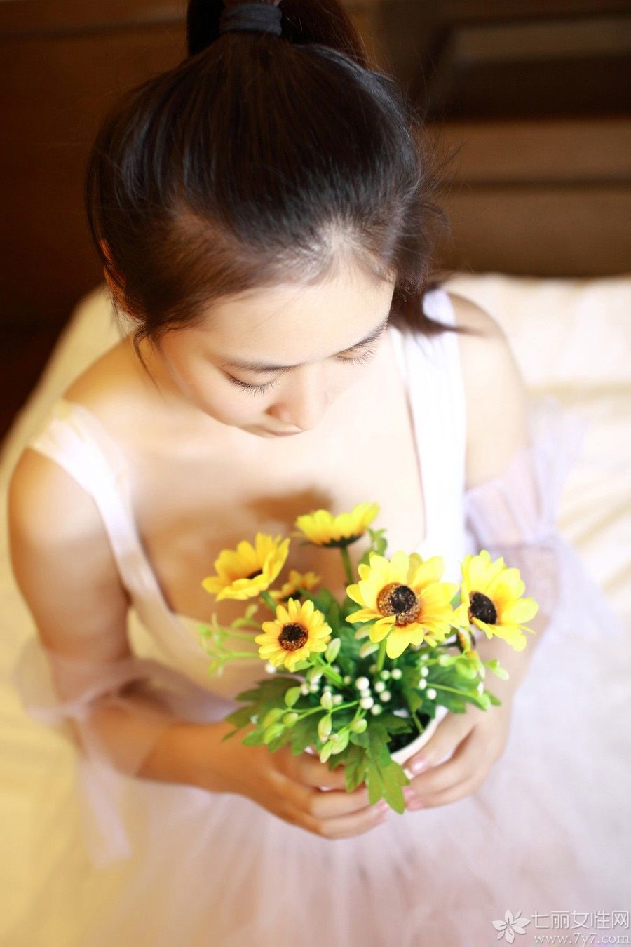 天真无邪的脸庞上满是甜甜的笑容，20岁的花样年纪最是让人向往。轻薄的薄纱依附在她的身上，丝滑的肌肤让白纱缓缓垂落下来，吹弹可破的娇嫩皮肤让人想要触碰，这组清纯美女性感无辜写真图片展现出女性的柔美，私密之处若隐若现的，让人浮想联翩，一起来看看吧！
