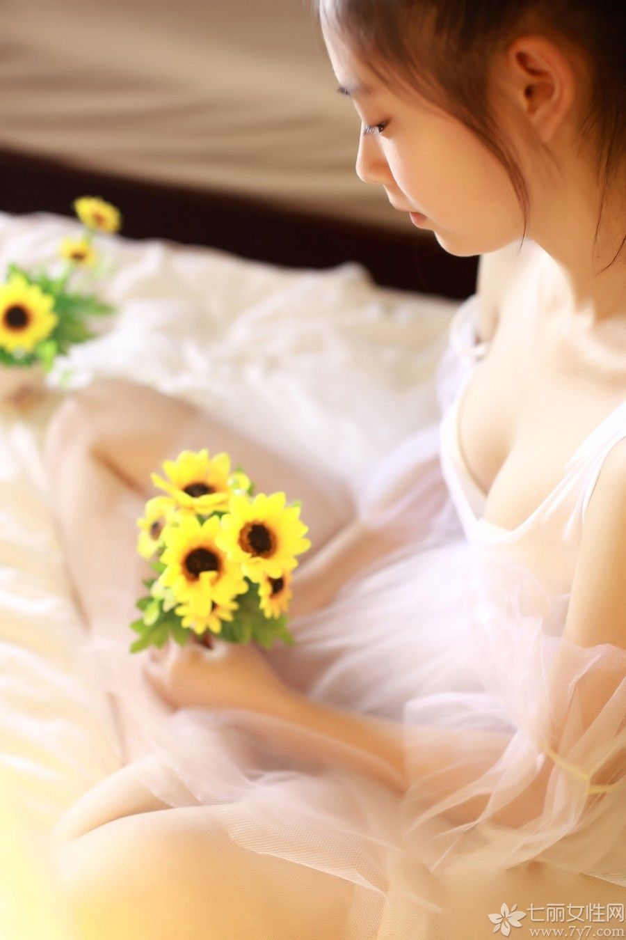 天真无邪的脸庞上满是甜甜的笑容，20岁的花样年纪最是让人向往。轻薄的薄纱依附在她的身上，丝滑的肌肤让白纱缓缓垂落下来，吹弹可破的娇嫩皮肤让人想要触碰，这组清纯美女性感无辜写真图片展现出女性的柔美，私密之处若隐若现的，让人浮想联翩，一起来看看吧！
