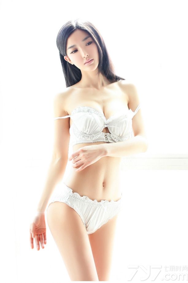 李颖芝，出生于山东省青岛市，中国内地车模、女演员。一出道就以曼妙性感的身姿成为模特行业里的佼佼者，并曾荣获“全国最优美曲线”冠军。下面就一起来欣赏她的最新性感内衣写真吧丰胸，火辣冷艳令人喷血。