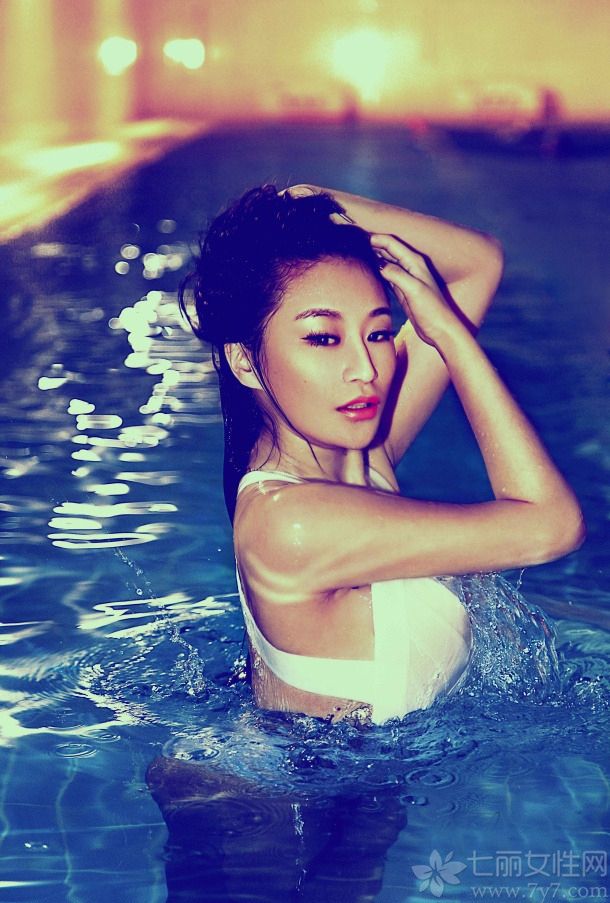 西安美女韩昕怡身高170cm、体重48kg、三围90D 62 90、腿长98 CM，是职业演员、平面模特、广告模特，曾参演《深宫谍影》、《无懈可击之美女如云》、《一不小心爱上你》、《粉红女郎》影视作品，合作了《汽车周刊》、《男人装》、《昕薇》、《昕薇》、《芭莎》等多部著名时尚杂志。下面一起来看看丰满美女韩昕怡性感写真集图片，白色比基尼一展凹凸线条。