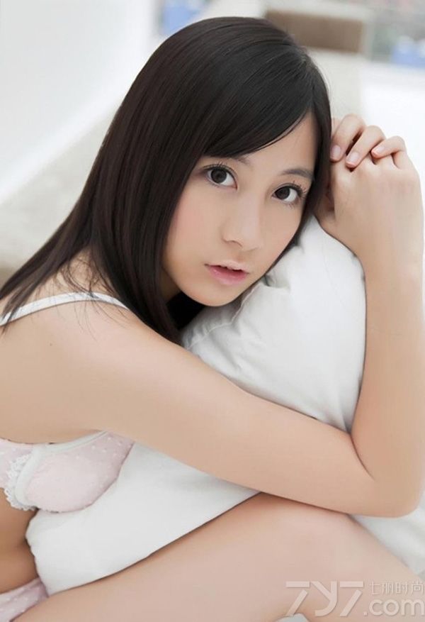 俏皮少女的诱人魅力与性感美女的魅力，唯独就是童颜以及巨乳的诱惑，这组由俏皮少女拍摄的性感写真，穿着性感比基尼展示出傲人性感美胸，牛奶般的白皙肌肤以及性感长腿太迷人。分享一组俏皮少女性感私房写真，看童颜巨乳的图片令人迷惑。