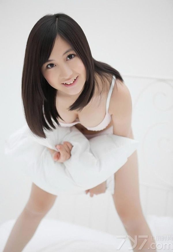 俏皮少女的诱人魅力与性感美女的魅力，唯独就是童颜以及巨乳的诱惑，这组由俏皮少女拍摄的性感写真，穿着性感比基尼展示出傲人性感美胸，牛奶般的白皙肌肤以及性感长腿太迷人。分享一组俏皮少女性感私房写真，看童颜巨乳的图片令人迷惑。