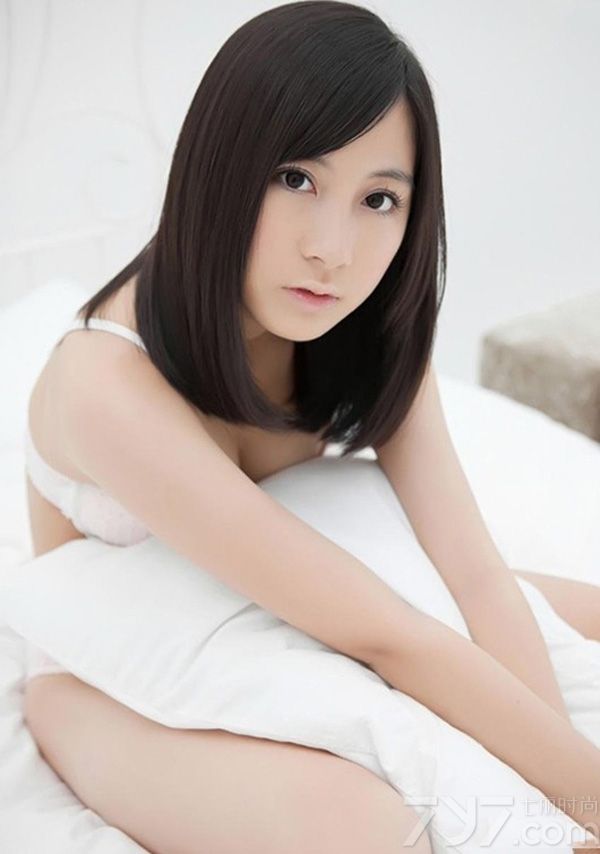 俏皮少女的诱人魅力与性感美女的魅力，唯独就是童颜以及巨乳的诱惑，这组由俏皮少女拍摄的性感写真，穿着性感比基尼展示出傲人性感美胸，牛奶般的白皙肌肤以及性感长腿太迷人。分享一组俏皮少女性感私房写真，看童颜巨乳的图片令人迷惑。