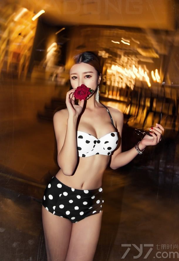 清纯的美女总是格外的惹人喜爱，今天为大家分享的这组诱惑迷人写真，长相清纯甜美，身穿各种色彩斑斓的诱惑比基尼，站在甜品糕点水果面前大秀完美身姿，白皙肌肤俏皮的表情，简直甜美至极呢。