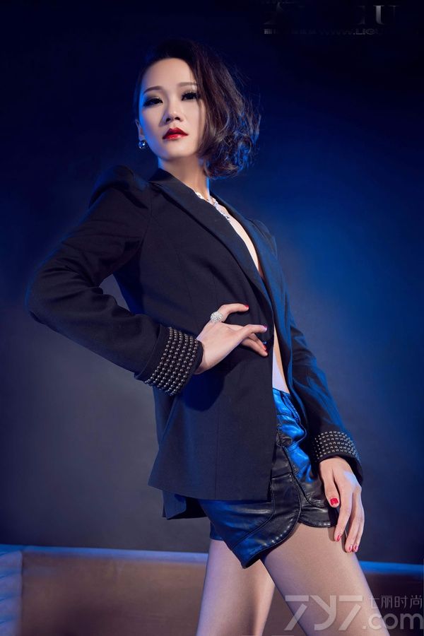 丽柜模特美女最近受到广大网友们的喜爱，下面为大家分享一组超具诱惑力的性感模特美女私房写真，妖娆的长相与身姿，身穿帅气小西装+皮短裤，露出修长迷人大腿，在黑丝的陪衬下越发的妖媚诱人，无法抗拒。