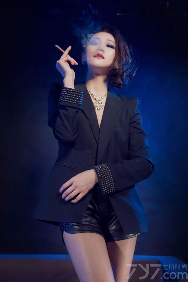 丽柜模特美女最近受到广大网友们的喜爱，下面为大家分享一组超具诱惑力的性感模特美女私房写真，妖娆的长相与身姿，身穿帅气小西装+皮短裤，露出修长迷人大腿，在黑丝的陪衬下越发的妖媚诱人，无法抗拒。