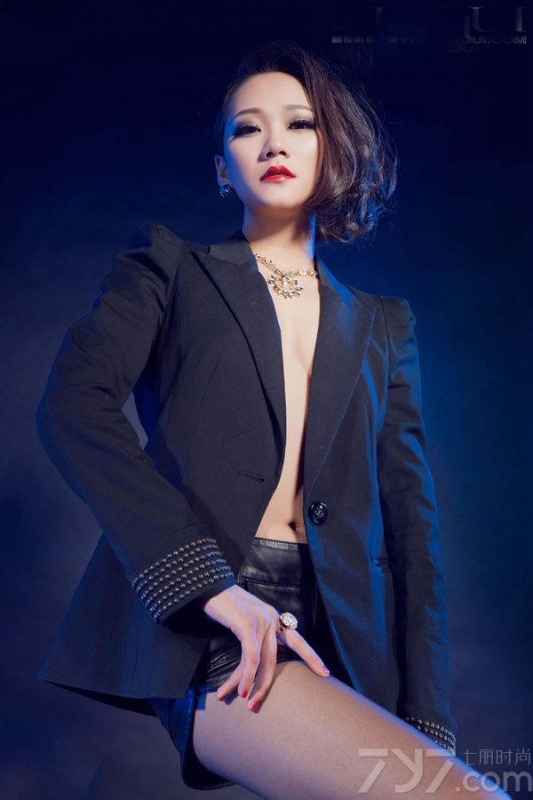 丽柜模特美女最近受到广大网友们的喜爱，下面为大家分享一组超具诱惑力的性感模特美女私房写真，妖娆的长相与身姿，身穿帅气小西装+皮短裤，露出修长迷人大腿，在黑丝的陪衬下越发的妖媚诱人，无法抗拒。