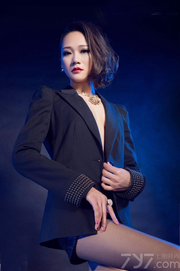 丽柜模特美女最近受到广大网友们的喜爱，下面为大家分享一组超具诱惑力的性感模特美女私房写真，妖娆的长相与身姿，身穿帅气小西装+皮短裤，露出修长迷人大腿，在黑丝的陪衬下越发的妖媚诱人，无法抗拒。