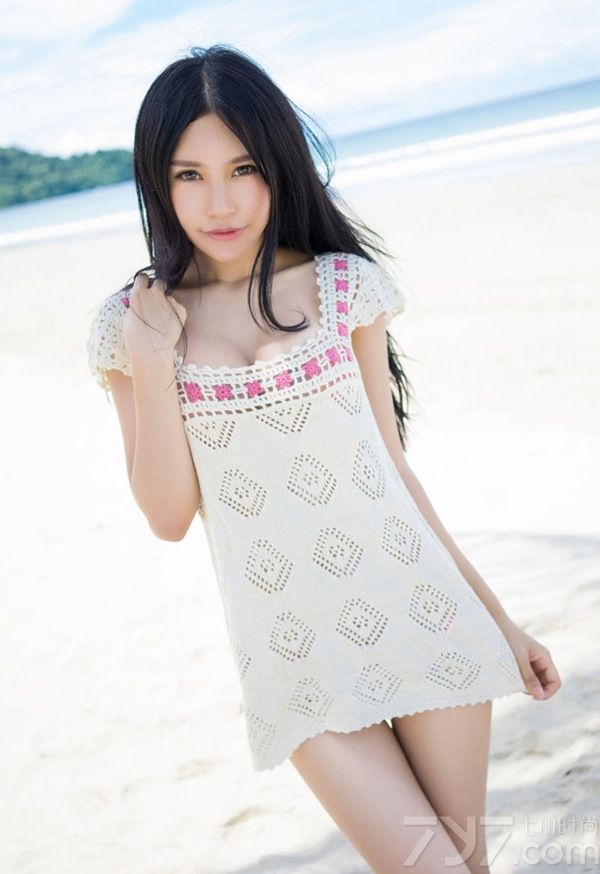 推女神性感美女绮里嘉ula沙巴旅拍，她身穿休闲针织连衣裙，露出圆润巨乳及白皙修长美腿，在阳光沙滩上大胆的展示着那完美的好身姿，挺胸翘臀的，让男人们看了心血澎湃。