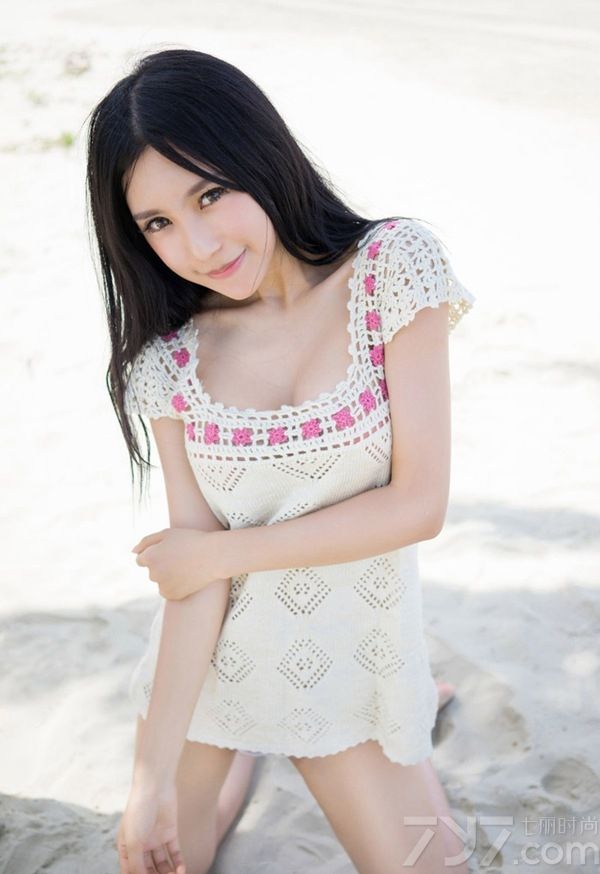 推女神性感美女绮里嘉ula沙巴旅拍，她身穿休闲针织连衣裙，露出圆润巨乳及白皙修长美腿，在阳光沙滩上大胆的展示着那完美的好身姿，挺胸翘臀的，让男人们看了心血澎湃。