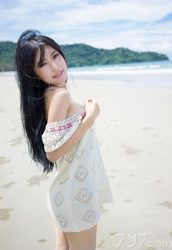 推女神性感美女绮里嘉ula沙巴旅拍，她身穿休闲针织连衣裙，露出圆润巨乳及白皙修长美腿，在阳光沙滩上大胆的展示着那完美的好身姿，挺胸翘臀的，让男人们看了心血澎湃。