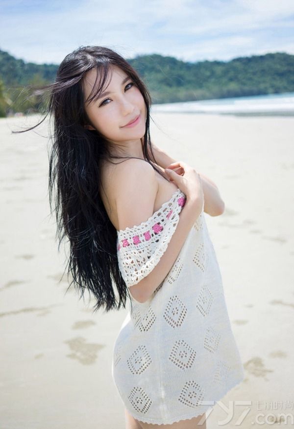 推女神性感美女绮里嘉ula沙巴旅拍，她身穿休闲针织连衣裙，露出圆润巨乳及白皙修长美腿，在阳光沙滩上大胆的展示着那完美的好身姿，挺胸翘臀的，让男人们看了心血澎湃。