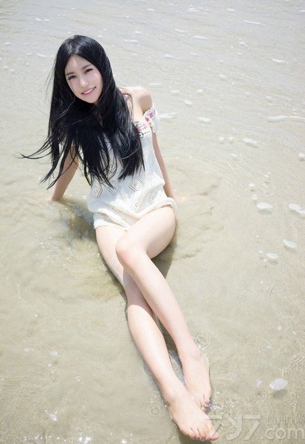 推女神性感美女绮里嘉ula沙巴旅拍，她身穿休闲针织连衣裙，露出圆润巨乳及白皙修长美腿，在阳光沙滩上大胆的展示着那完美的好身姿，挺胸翘臀的，让男人们看了心血澎湃。