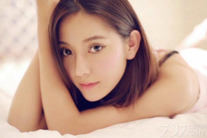 这组由粉嫩美女拍摄出来的性感写真图片，不光是有性感诱人的身姿，还有一张酷似baby的脸蛋也是迷人的焦点，乌黑的长发和完美精致的脸蛋更能迷倒不少宅男，下面一起来看看酷似baby性感女生私房写真吧，粉嫩美女的闺房诱人图片迷倒众多男性。