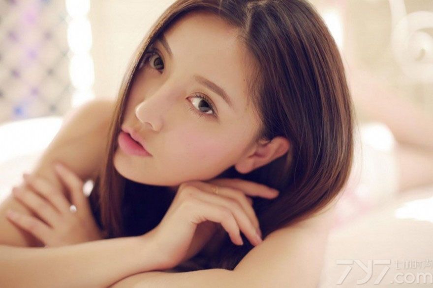 这组由粉嫩美女拍摄出来的性感写真图片，不光是有性感诱人的身姿，还有一张酷似baby的脸蛋也是迷人的焦点，乌黑的长发和完美精致的脸蛋更能迷倒不少宅男，下面一起来看看酷似baby性感女生私房写真吧，粉嫩美女的闺房诱人图片迷倒众多男性。