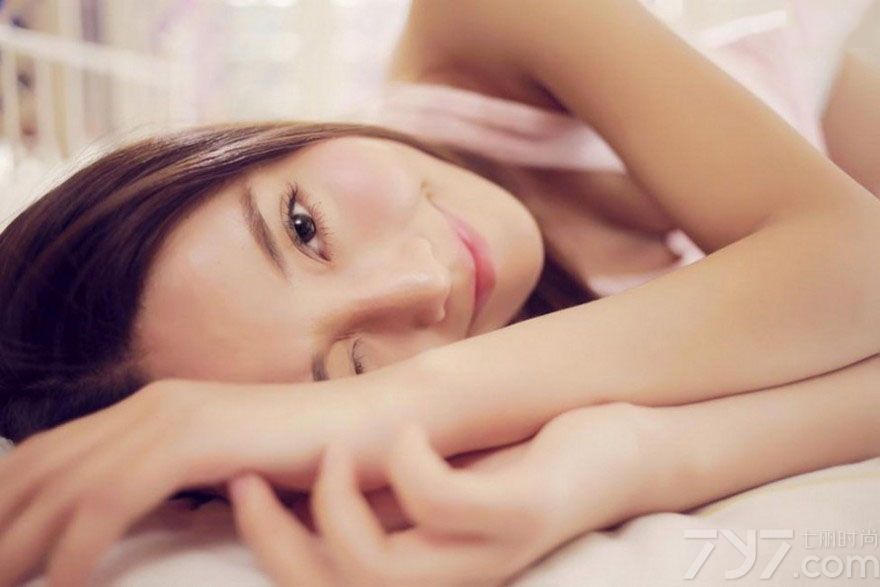 这组由粉嫩美女拍摄出来的性感写真图片，不光是有性感诱人的身姿，还有一张酷似baby的脸蛋也是迷人的焦点，乌黑的长发和完美精致的脸蛋更能迷倒不少宅男，下面一起来看看酷似baby性感女生私房写真吧，粉嫩美女的闺房诱人图片迷倒众多男性。