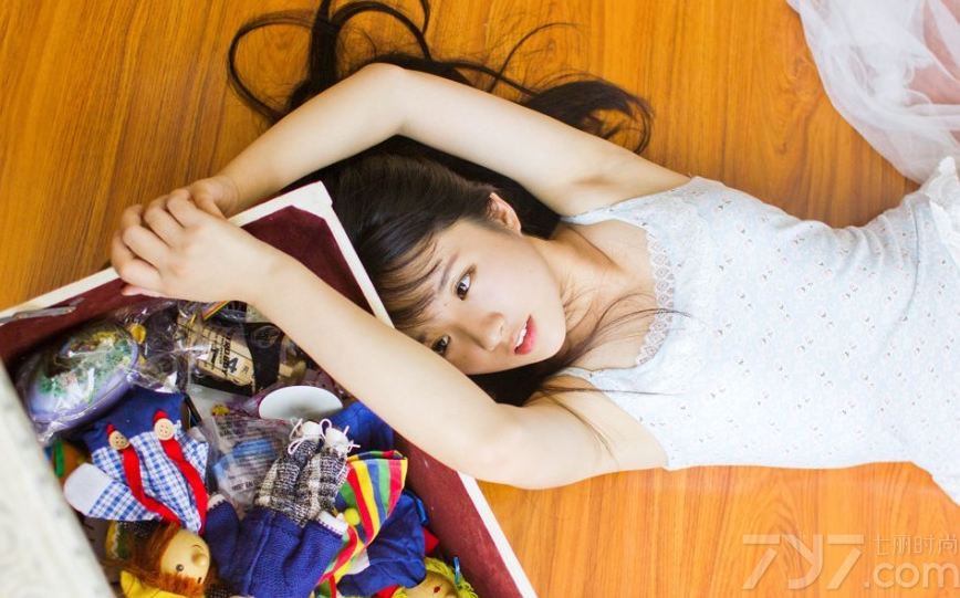 如同精灵一般的清纯少女，在私房内拍摄出来的唯美写真图片，充分展现了致命魅力的诱惑画面，如雪一般的滑嫩肌肤让人忍不住想抚摸一把，甜美的笑容瞬间秒杀宅男，下面一起来看看这组由清纯少女拍摄的私房唯美写真图片，如雪般的稚嫩肌肤太诱人。