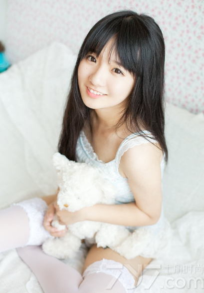 如同精灵一般的清纯少女，在私房内拍摄出来的唯美写真图片，充分展现了致命魅力的诱惑画面，如雪一般的滑嫩肌肤让人忍不住想抚摸一把，甜美的笑容瞬间秒杀宅男，下面一起来看看这组由清纯少女拍摄的私房唯美写真图片，如雪般的稚嫩肌肤太诱人。