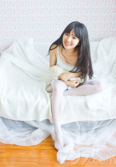 如同精灵一般的清纯少女，在私房内拍摄出来的唯美写真图片，充分展现了致命魅力的诱惑画面，如雪一般的滑嫩肌肤让人忍不住想抚摸一把，甜美的笑容瞬间秒杀宅男，下面一起来看看这组由清纯少女拍摄的私房唯美写真图片，如雪般的稚嫩肌肤太诱人。