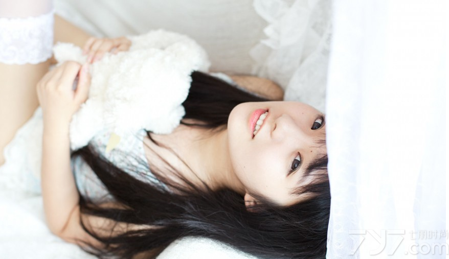 如同精灵一般的清纯少女，在私房内拍摄出来的唯美写真图片，充分展现了致命魅力的诱惑画面，如雪一般的滑嫩肌肤让人忍不住想抚摸一把，甜美的笑容瞬间秒杀宅男，下面一起来看看这组由清纯少女拍摄的私房唯美写真图片，如雪般的稚嫩肌肤太诱人。