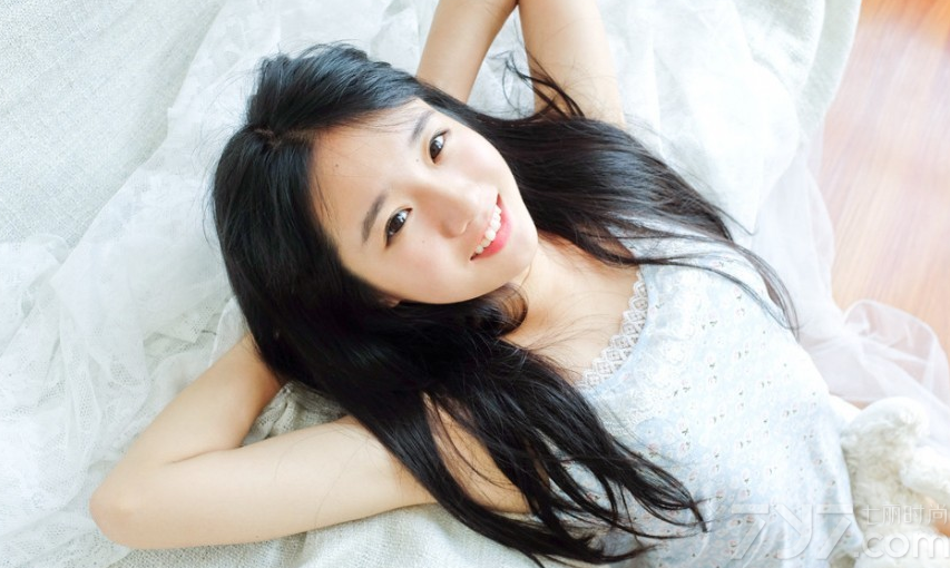 如同精灵一般的清纯少女，在私房内拍摄出来的唯美写真图片，充分展现了致命魅力的诱惑画面，如雪一般的滑嫩肌肤让人忍不住想抚摸一把，甜美的笑容瞬间秒杀宅男，下面一起来看看这组由清纯少女拍摄的私房唯美写真图片，如雪般的稚嫩肌肤太诱人。