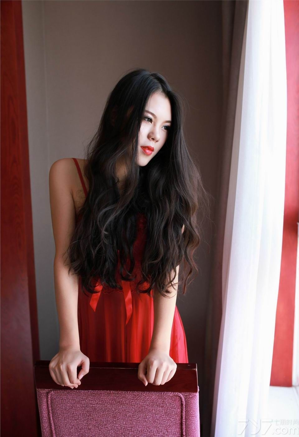 大红色的蕾丝吊带极其诱惑，胸前的蝴蝶结将视线聚焦起来，透视的裙摆让白皙的肌肤缓缓呈现，若隐若现之感让人浮想联翩，臀部裙摆的的小开叉将MM最私密最魅惑的部位展现出来，让男子在午夜难挡爆棚诱惑，下面一起来看看性感美女惊艳红吊带裙图片吧！