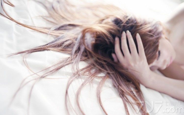 充满了粉嫩诱惑的性感美女，穿着性感比基尼拍摄出来的私房写真图片，每一个画面都是那么的让人无法忘怀。白皙肌肤以及呼之欲出的诱人美胸都充满了致命的诱惑，下面一起来看看这组粉嫩美女性感私房写真，魅力图片释放性感迷人诱惑。