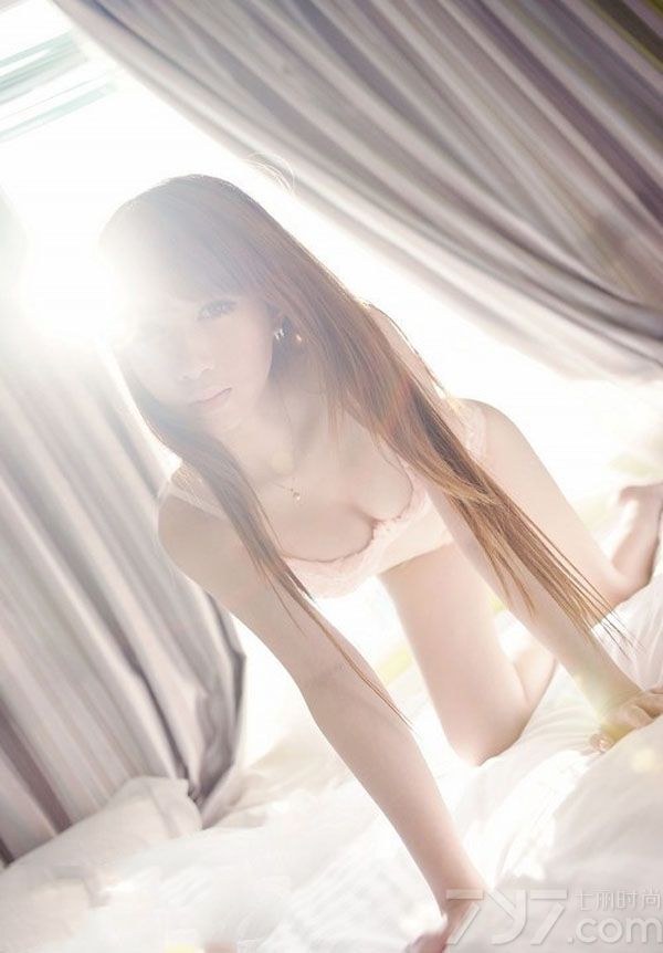 充满了粉嫩诱惑的性感美女，穿着性感比基尼拍摄出来的私房写真图片，每一个画面都是那么的让人无法忘怀。白皙肌肤以及呼之欲出的诱人美胸都充满了致命的诱惑，下面一起来看看这组粉嫩美女性感私房写真，魅力图片释放性感迷人诱惑。