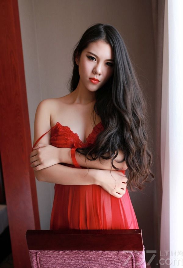 蕾丝不管是在男人还是女人心中都占据着一定的重量，下面为大家分享一组惊艳美女蕾丝性感写真图片，性感迷人的大卷发，身穿吊带大红蕾丝睡衣，露出白皙香肩及诱人的乳沟，娇艳风情无极限。