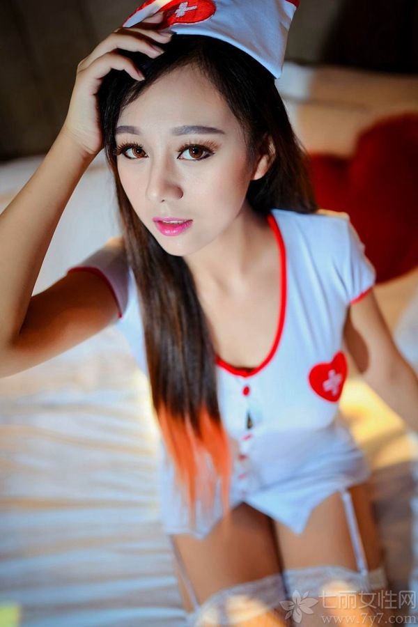 性感美女模特周美美rachel私房护士制服美女图片欣赏，清纯甜美的长相，身穿修身白色护士装，修饰出完美的身姿，白皙的美腿，加上性感白色吊带网袜的装饰，诱惑力十足。